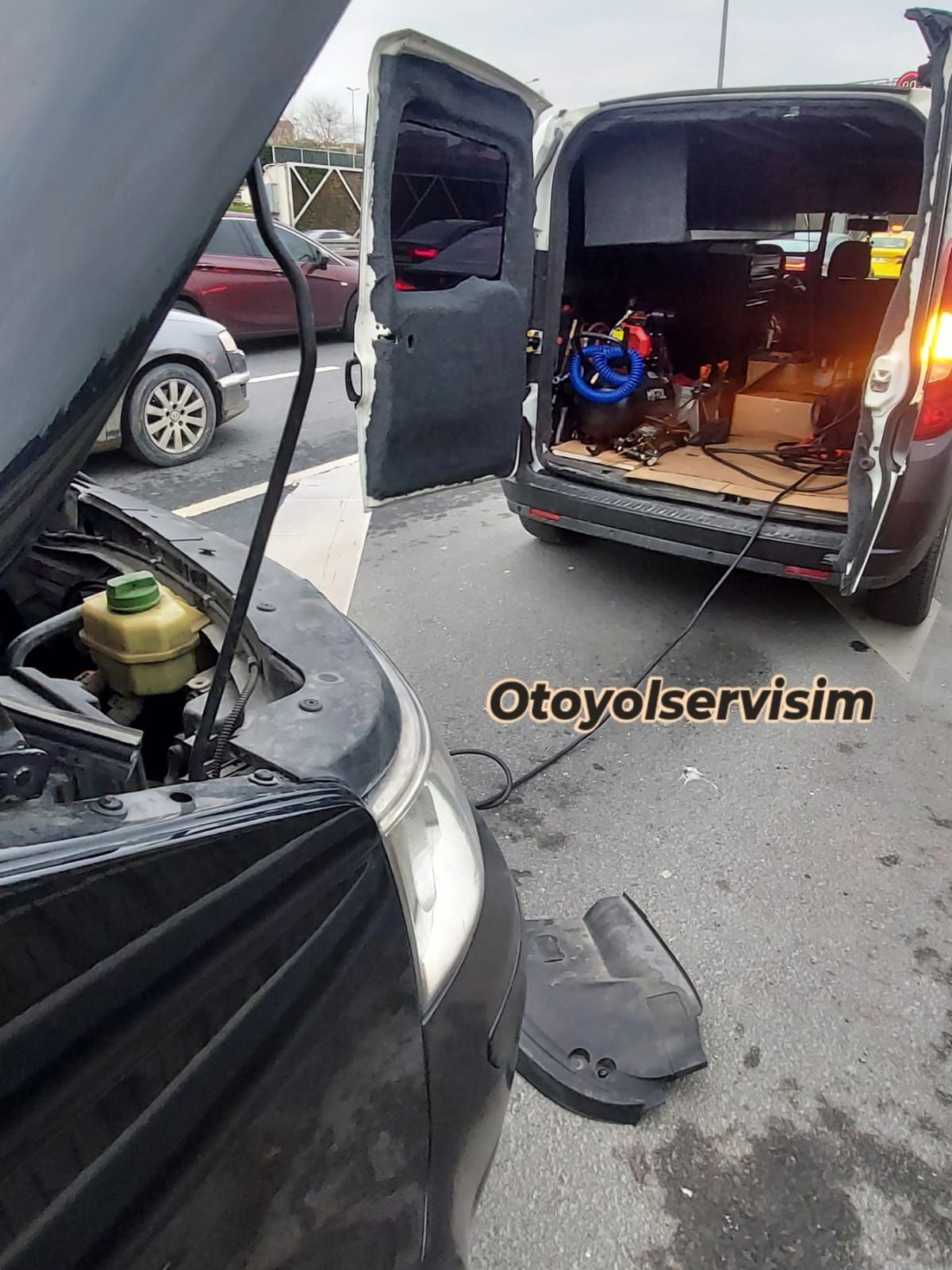 Yol kenarında arızalanan araca müdahale eden mobil servis aracı