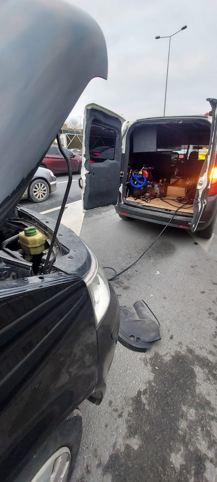 Kompresör, kablo ve el aletleriyle donatılmış mobil servis aracının arka bölümü