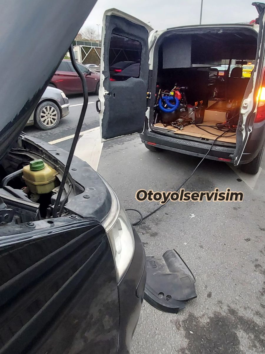 Kaputu açık arızalı araç ve yanında açık kapılı Otoyol Servisi mobil servis aracı